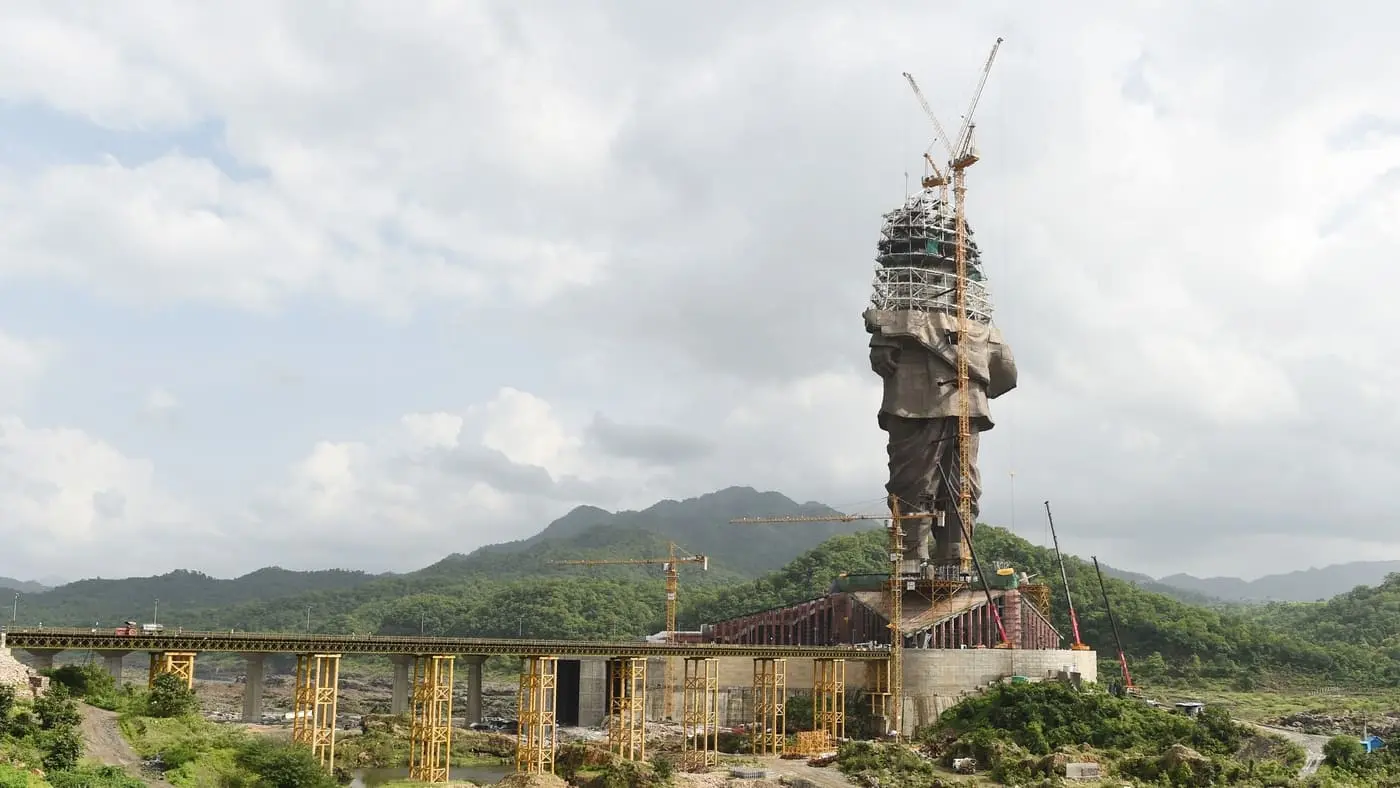 statue