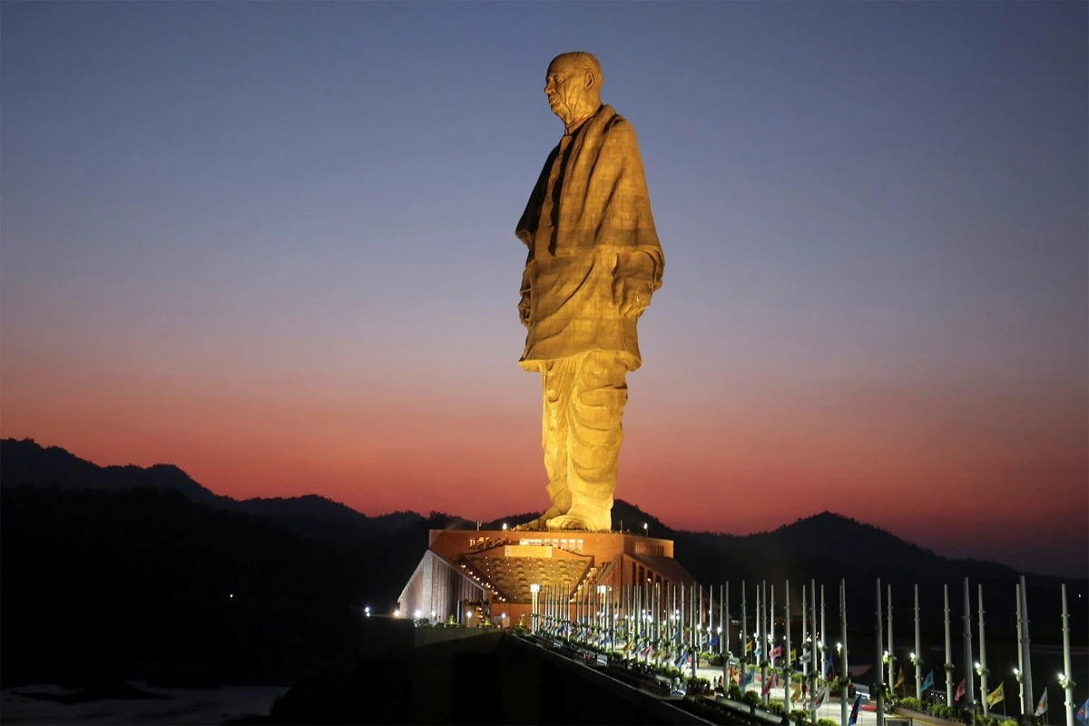 statue image
