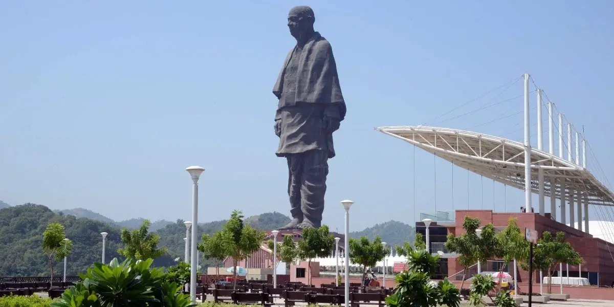 statue image