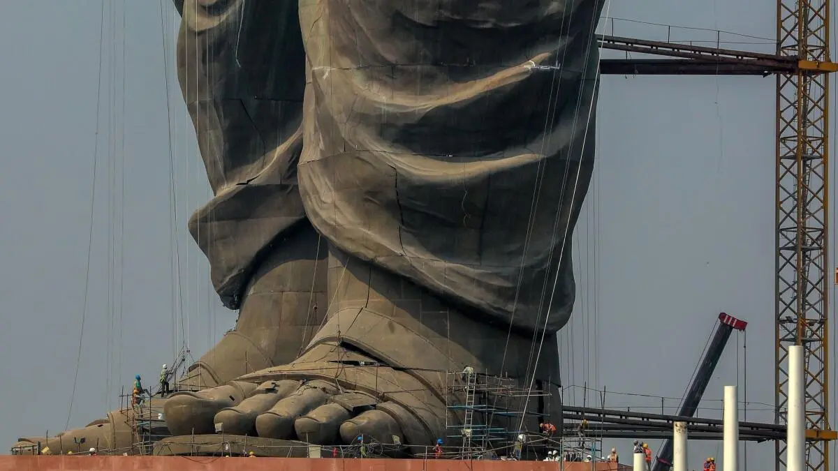 statue image